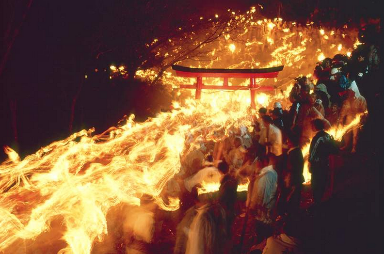 »Ognjeni slap« oz. »ognjeni zmaj«, Kumano. Vir: the Official Wakayama Travel Guide.