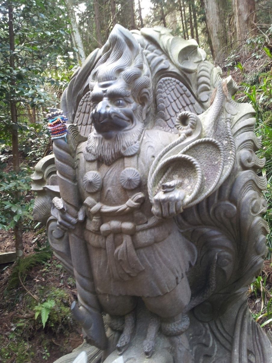 Primer kipca tengu. V desni roki drži palico za romanje kongōjō. Zen budističen tempelj Daiyuzan. Osebni arhiv avtorice, 2016.