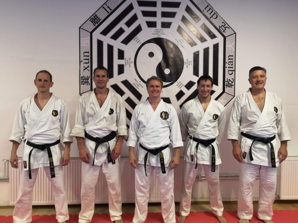 Na sliki učitelj Andrej Doušak, 6. Dan s trenerji karateja (od leve proti desni): Drejc Žabjek, 5. Dan, Blaž Medvedšček, 4. Dan, Luka Černe, 3 Dan in Aleš Vrčkovnik, 3. Dan..
